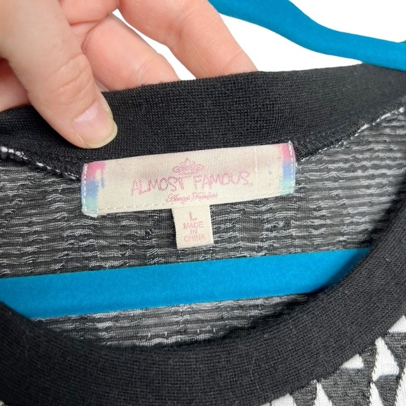 Almost Famous Geometric Print Knit Cropped Blouse - Picture 5 of 9